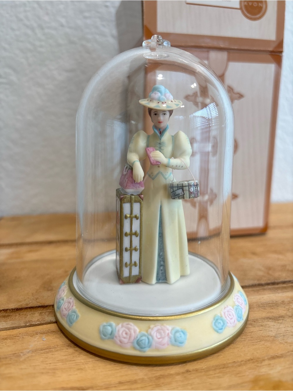Avon Mrs. P.F.E. Albee President's Club Tribute Miniature Figurine Glass Dome